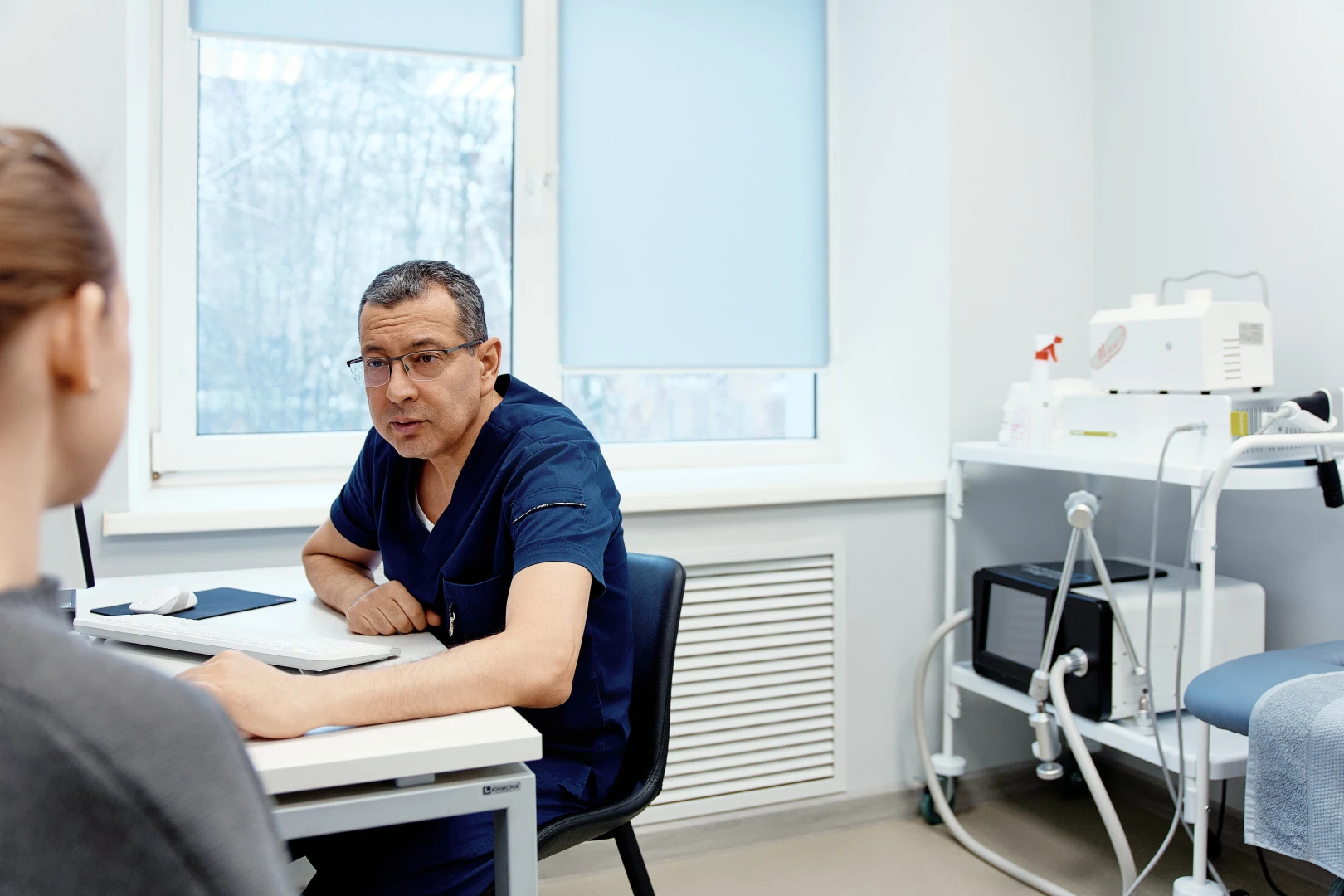 Врач разговаривает с пациентом
