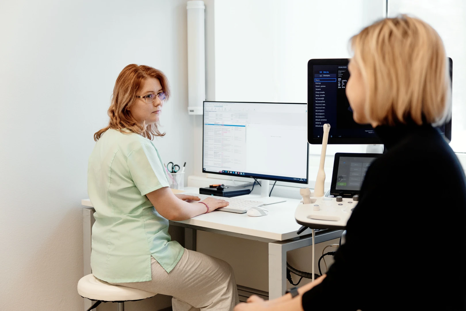 Врач проводит УЗИ