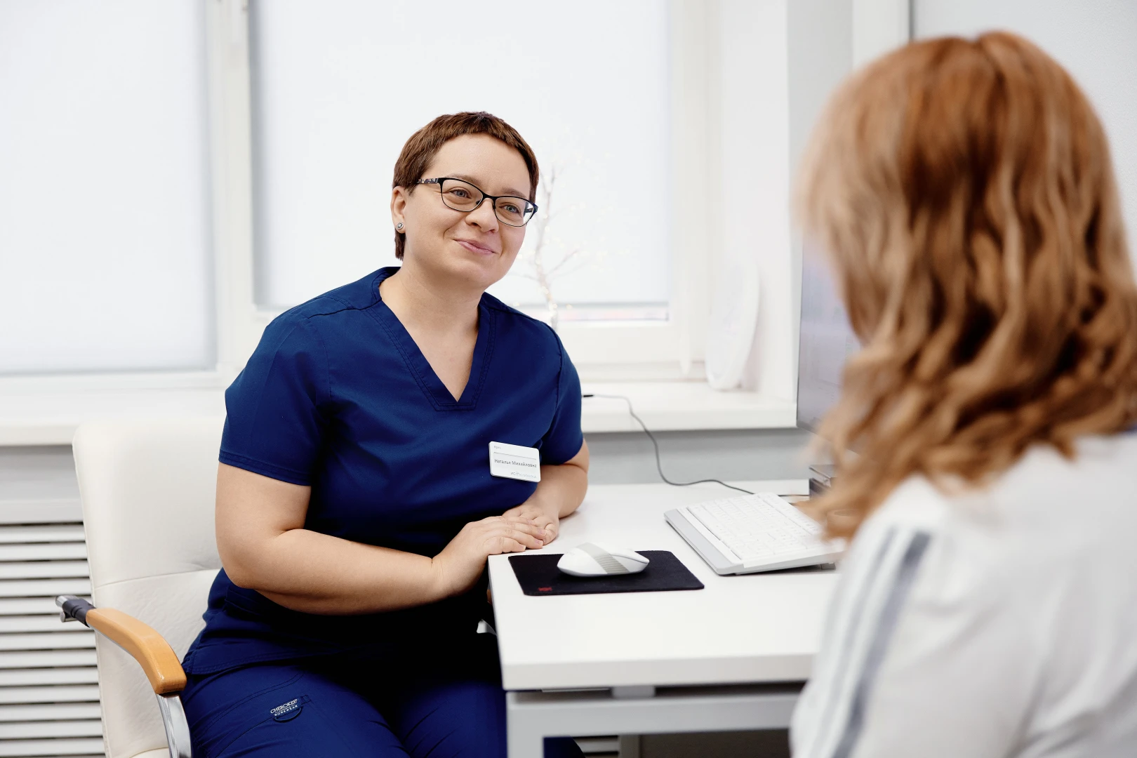 Врач разговаривает с пациентом