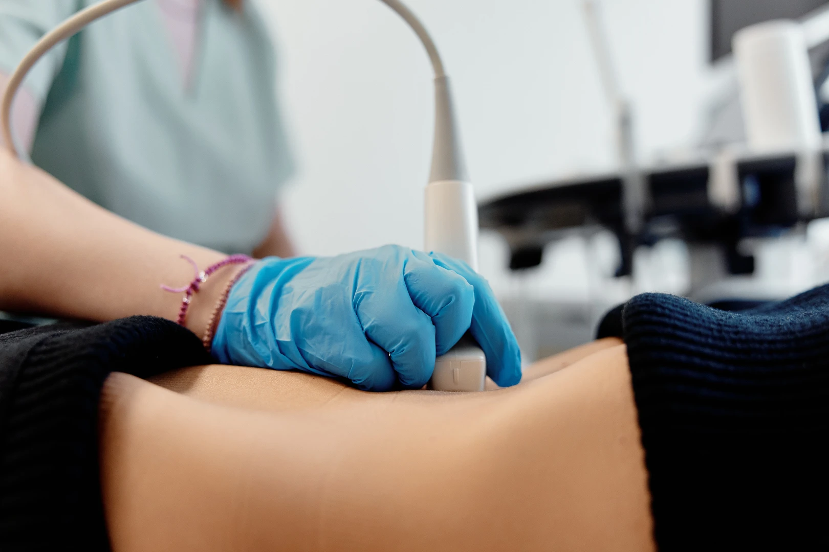 Врач проводит УЗИ