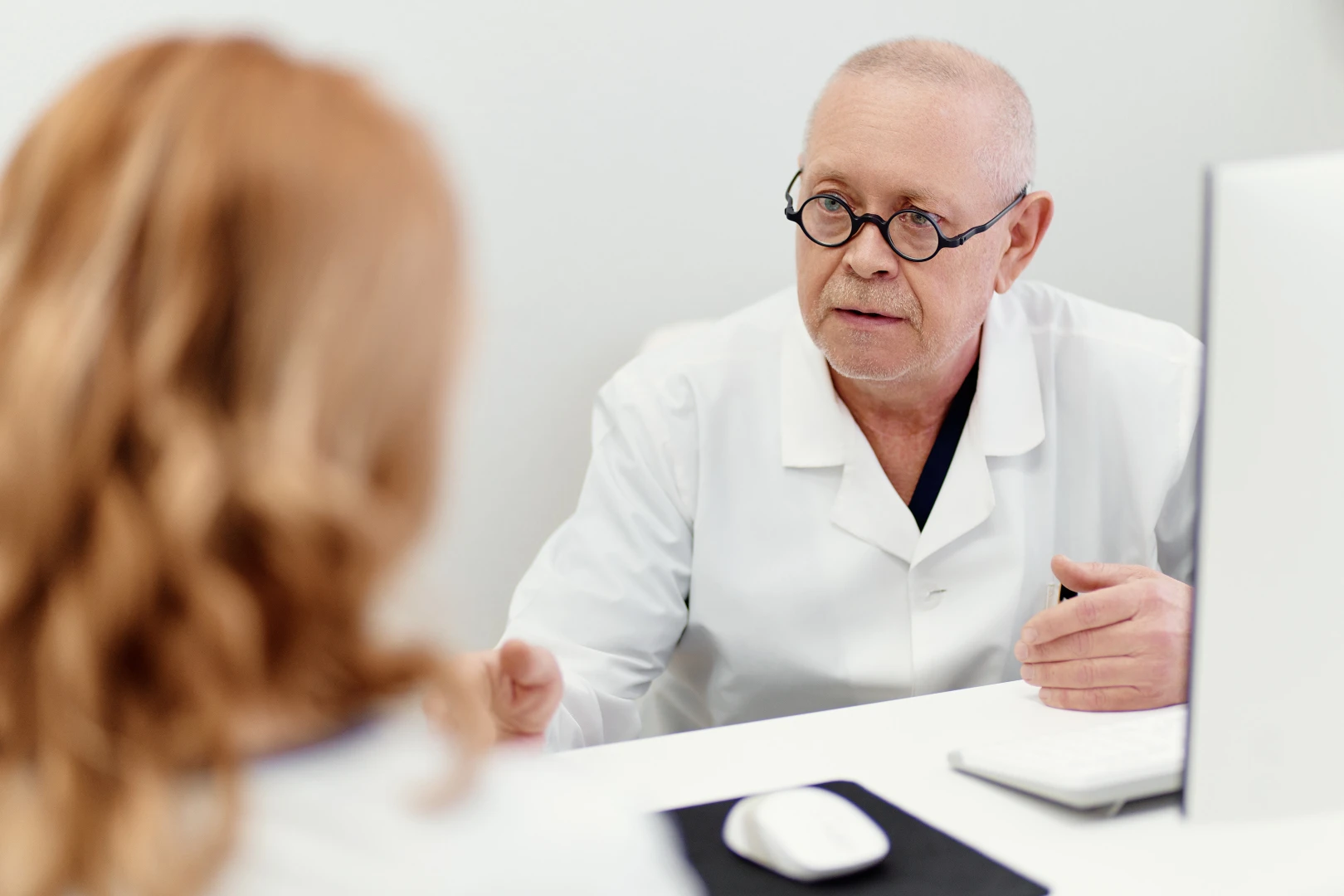 Невролог проводит консультацию с пациентом перед лечением невропатии лучевого нерва