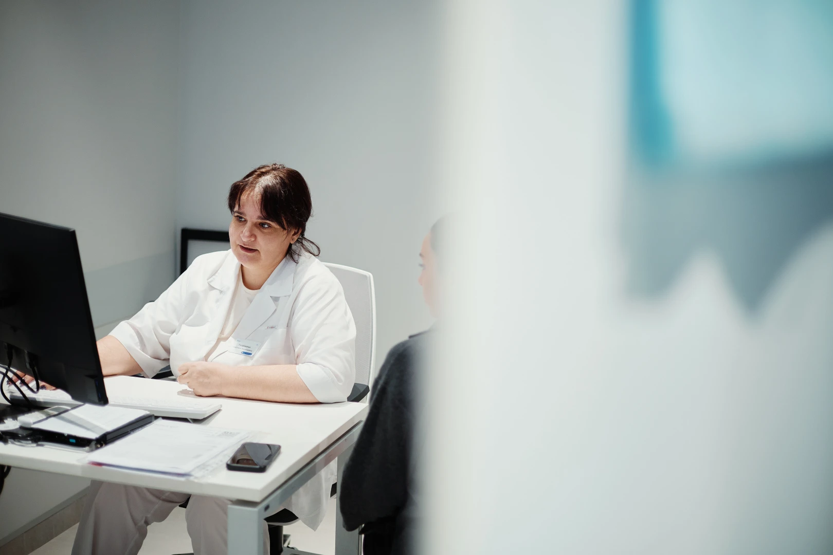 Врач разговаривает с пациентом