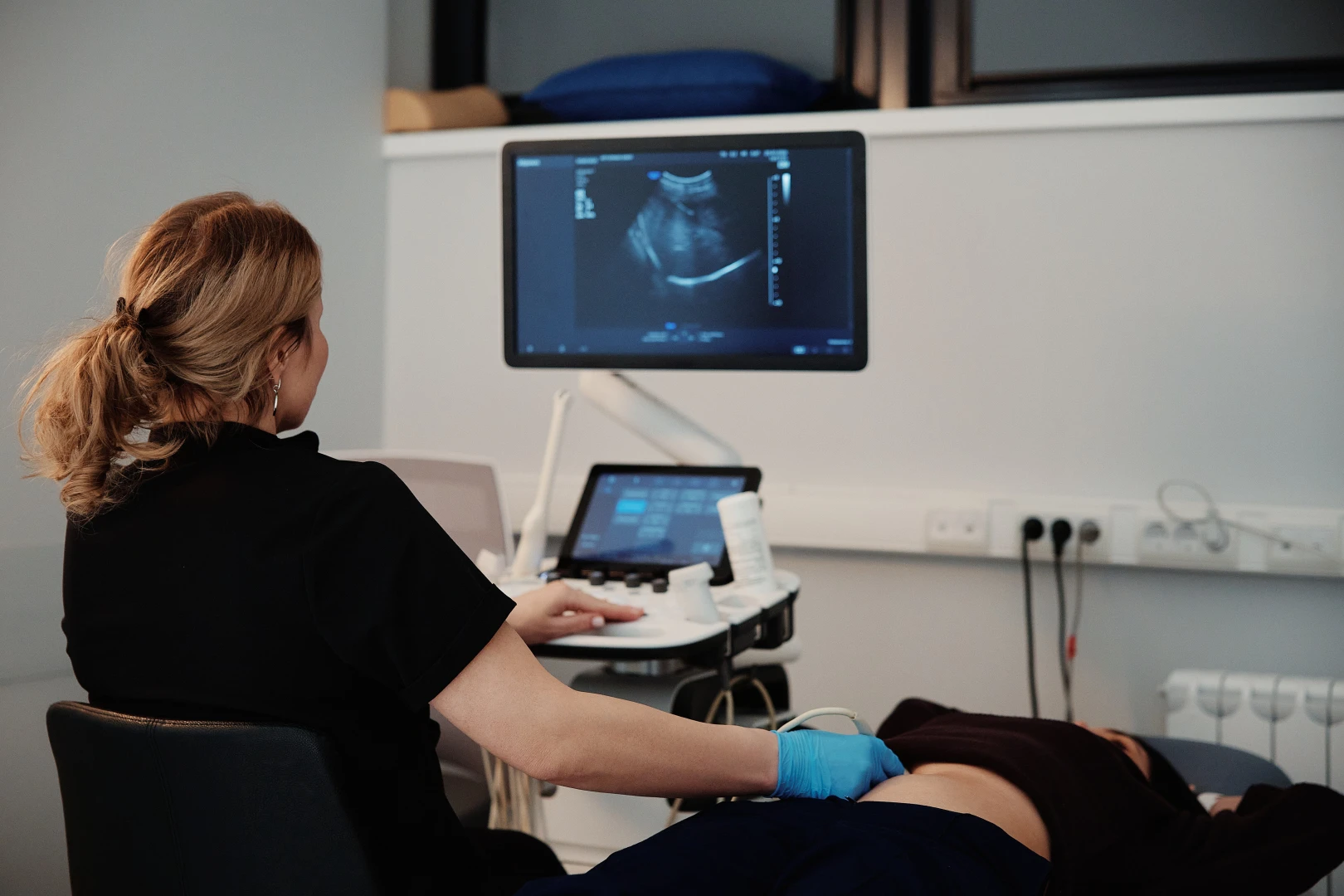 Врач проводит диагностику