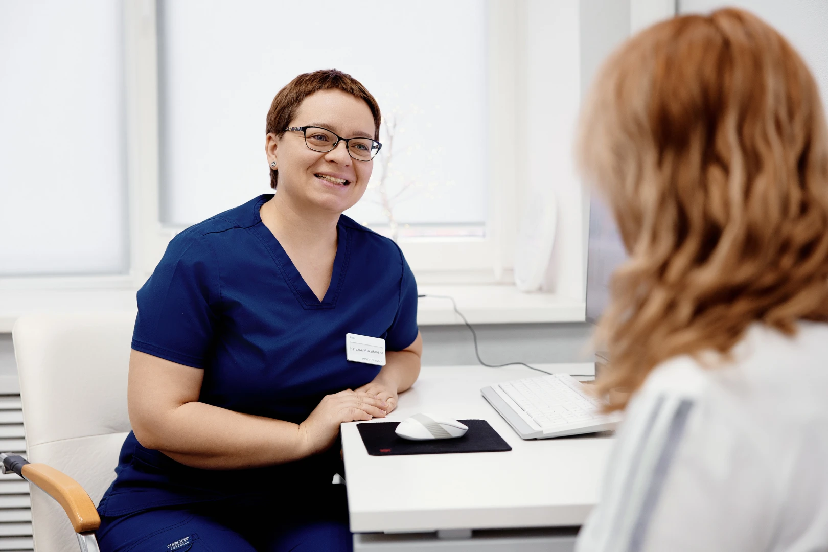 Врач разговаривает с пациентом