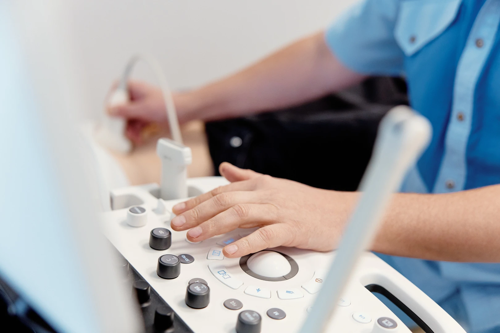 Врач проводит диагностику