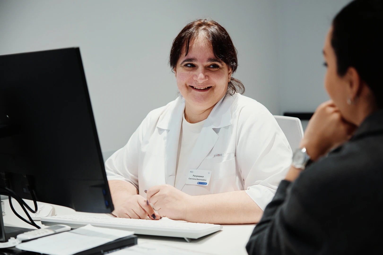 Врач разговаривает с пациентом