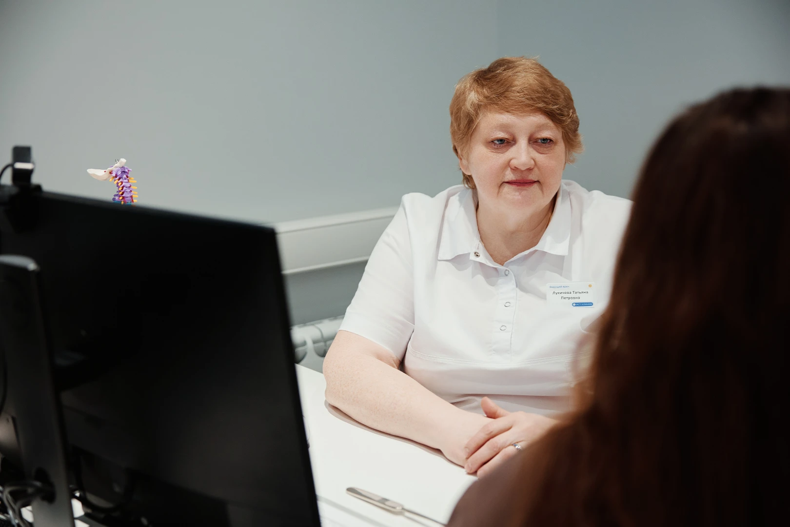 Врач разговаривает с пациентом