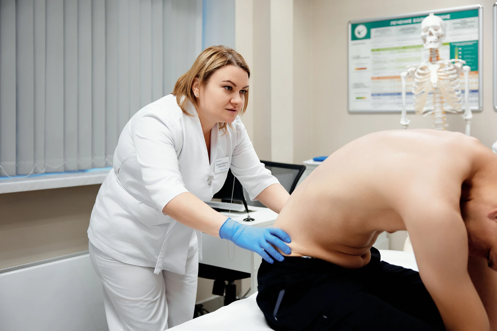 Врач проводит диагностику