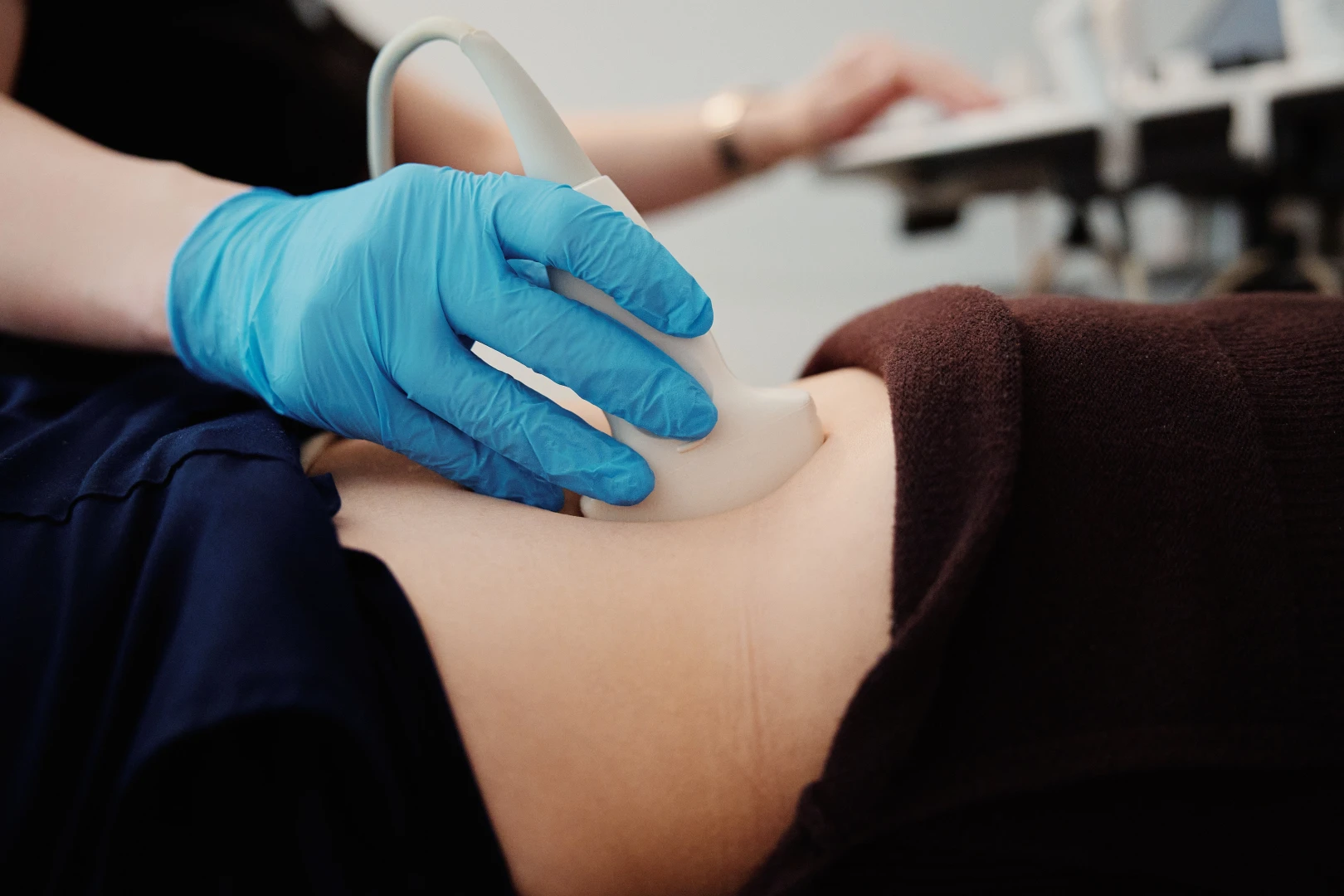 Врач проводит диагностику