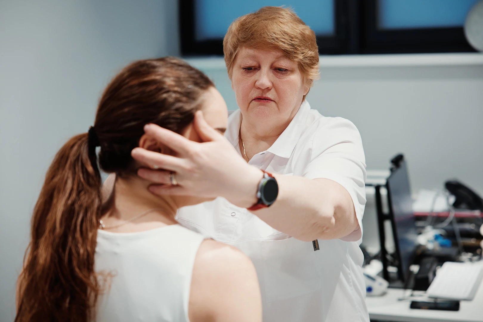 Врач проводит диагностику