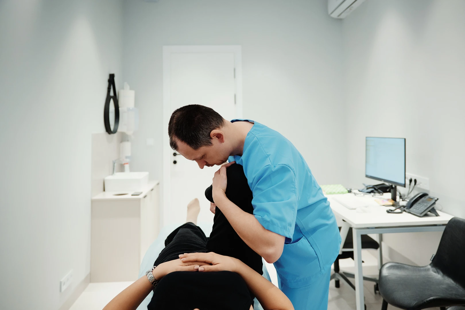 Врач проводит диагностику