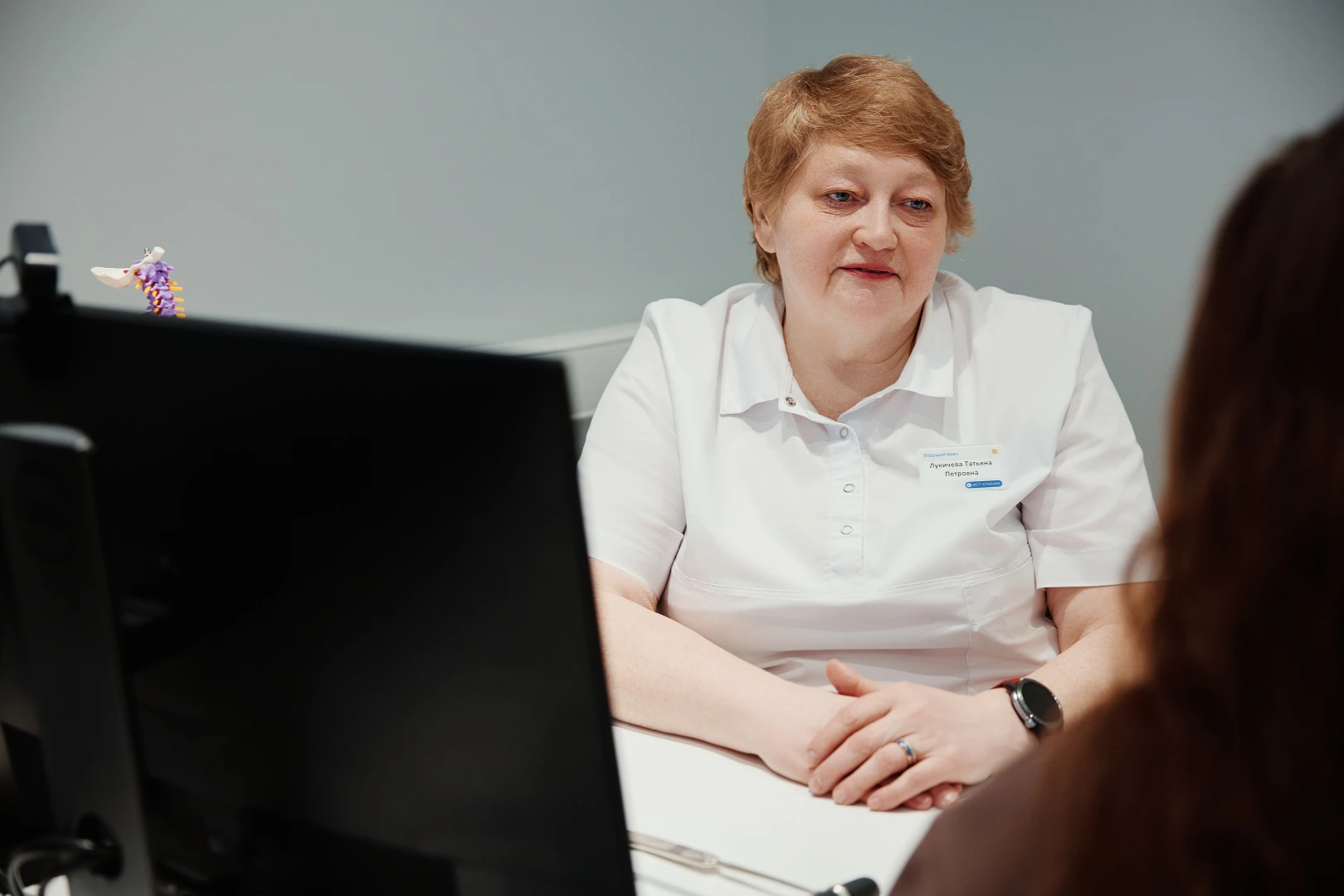 Врач разговаривает с пациентом