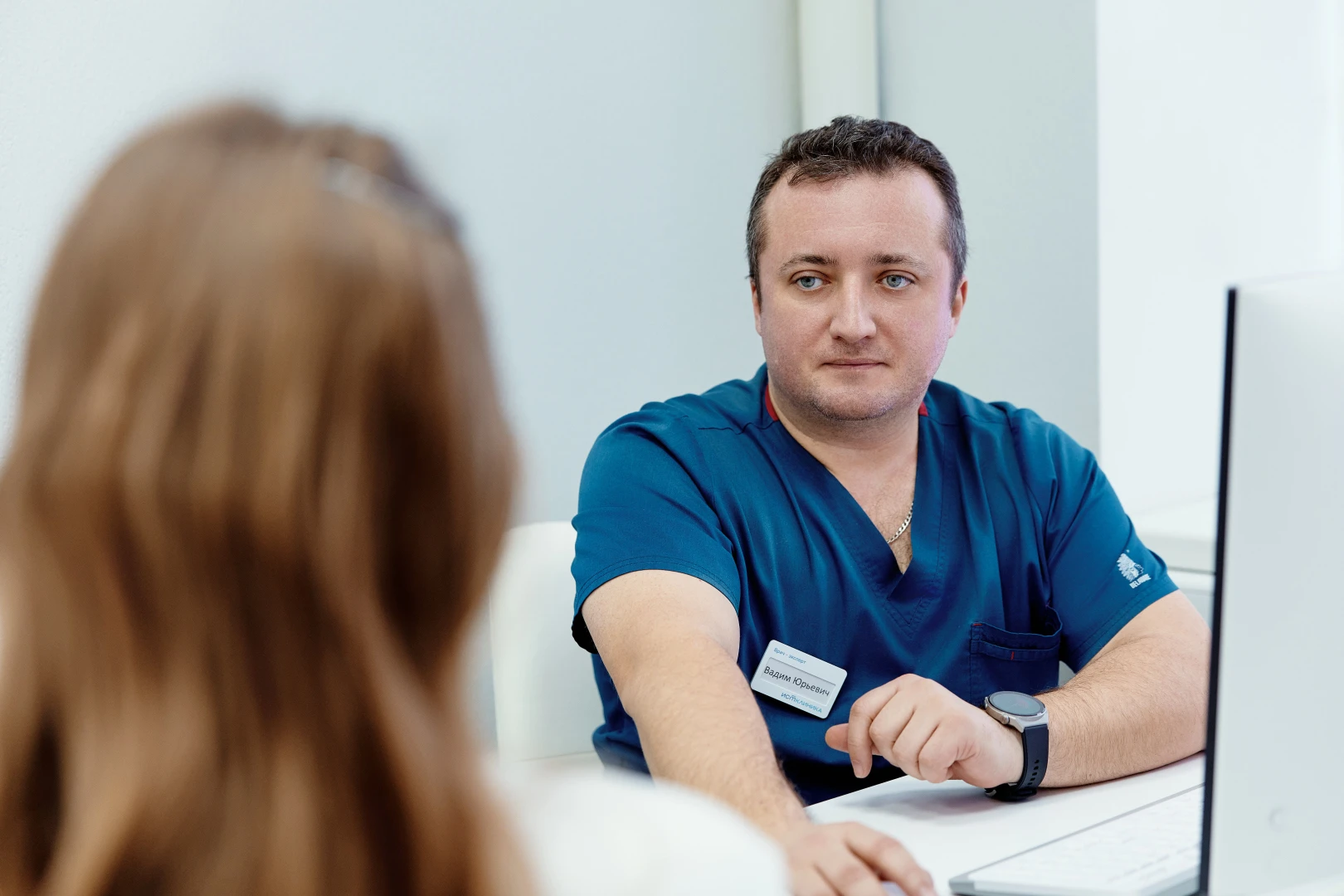 Врач разговаривает с пациентом