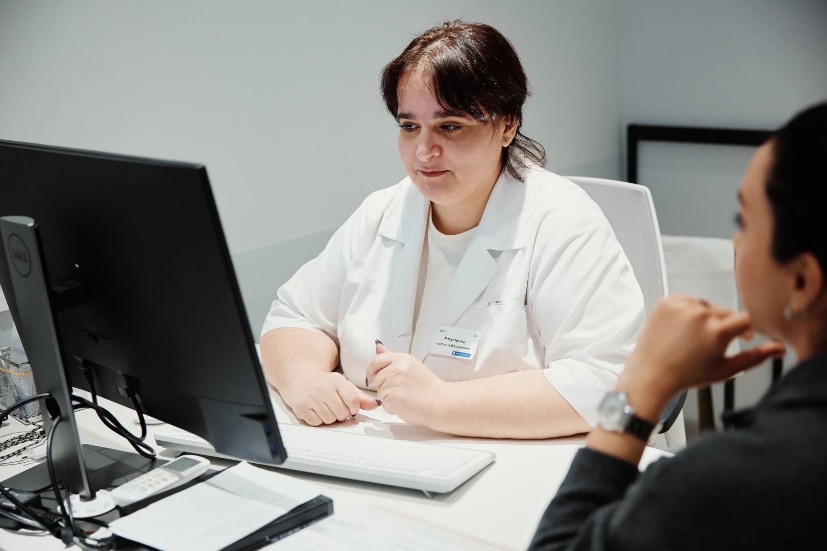 Врач проводит диагностику