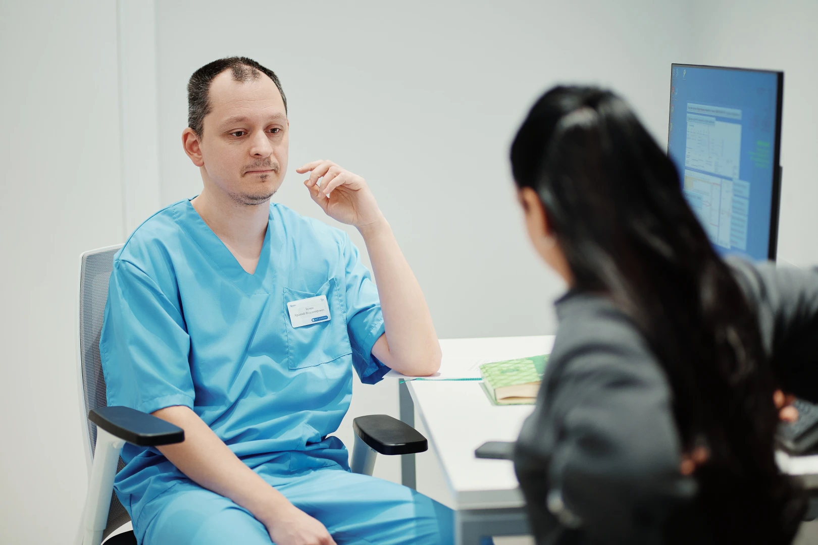 Врач разговаривает с пациентом