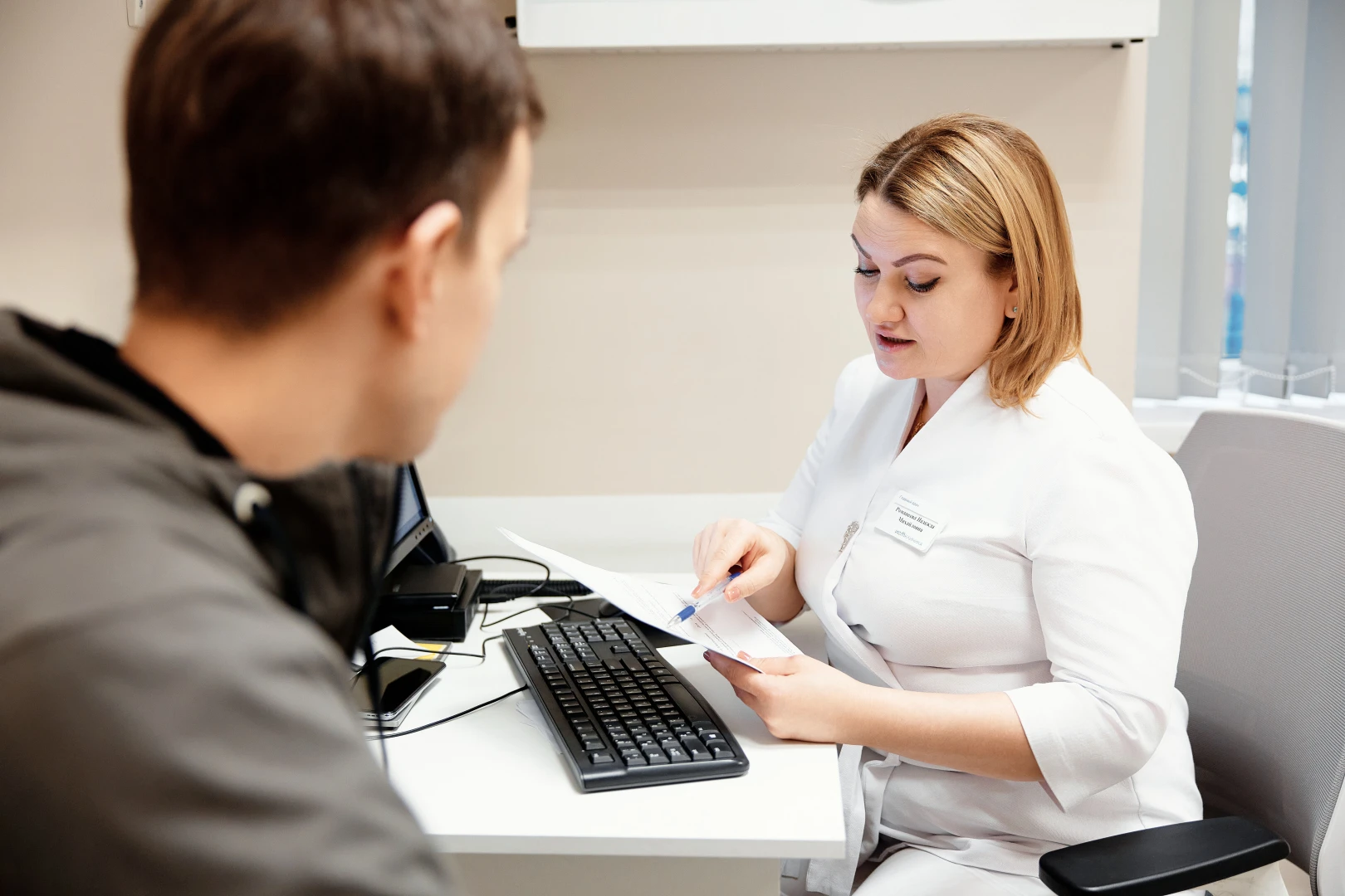 Врач разговаривает с пациентом