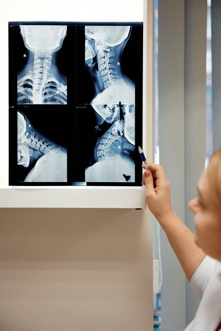 Врач проводит диагностику