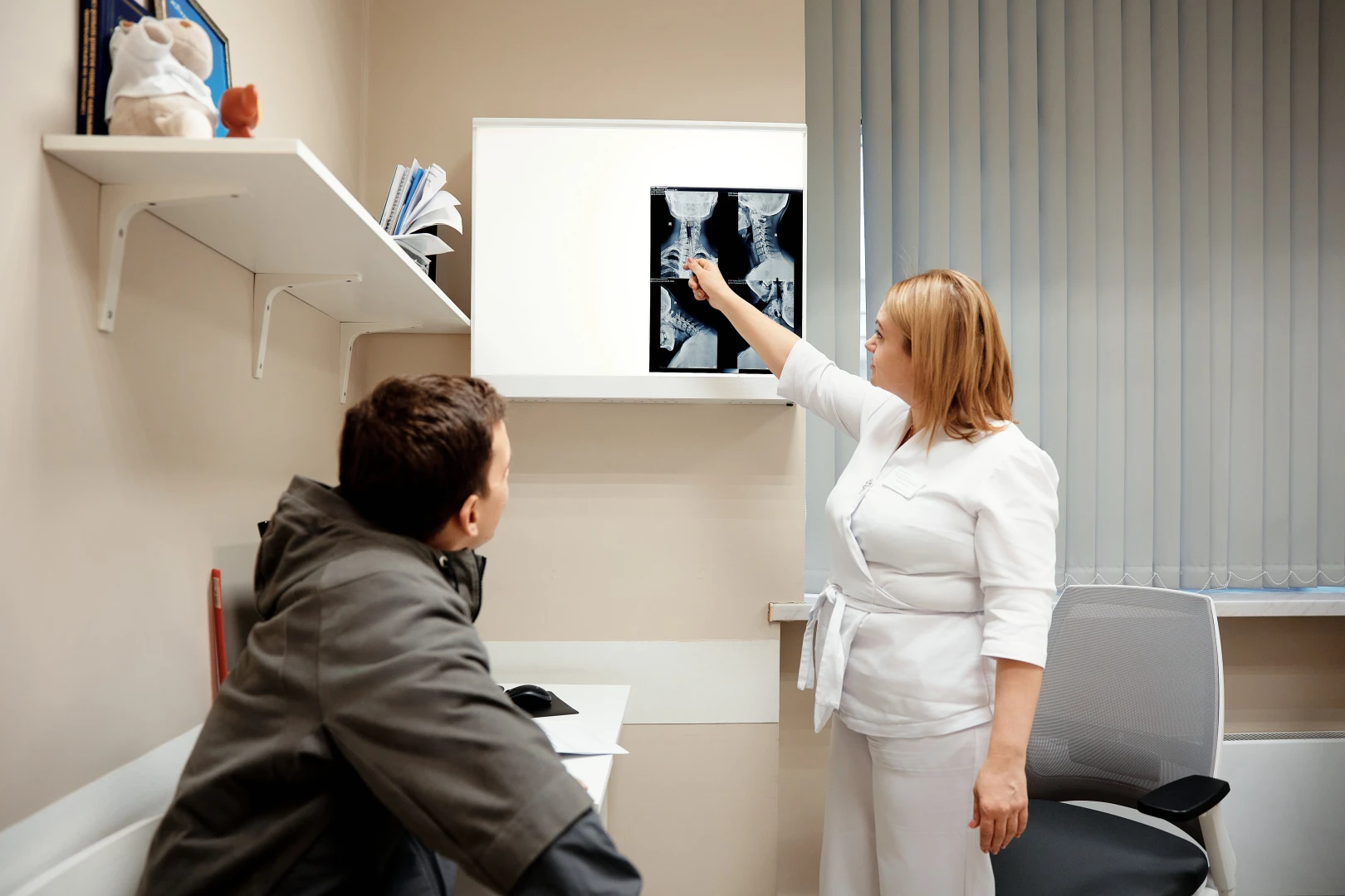 Врач проводит консультацию