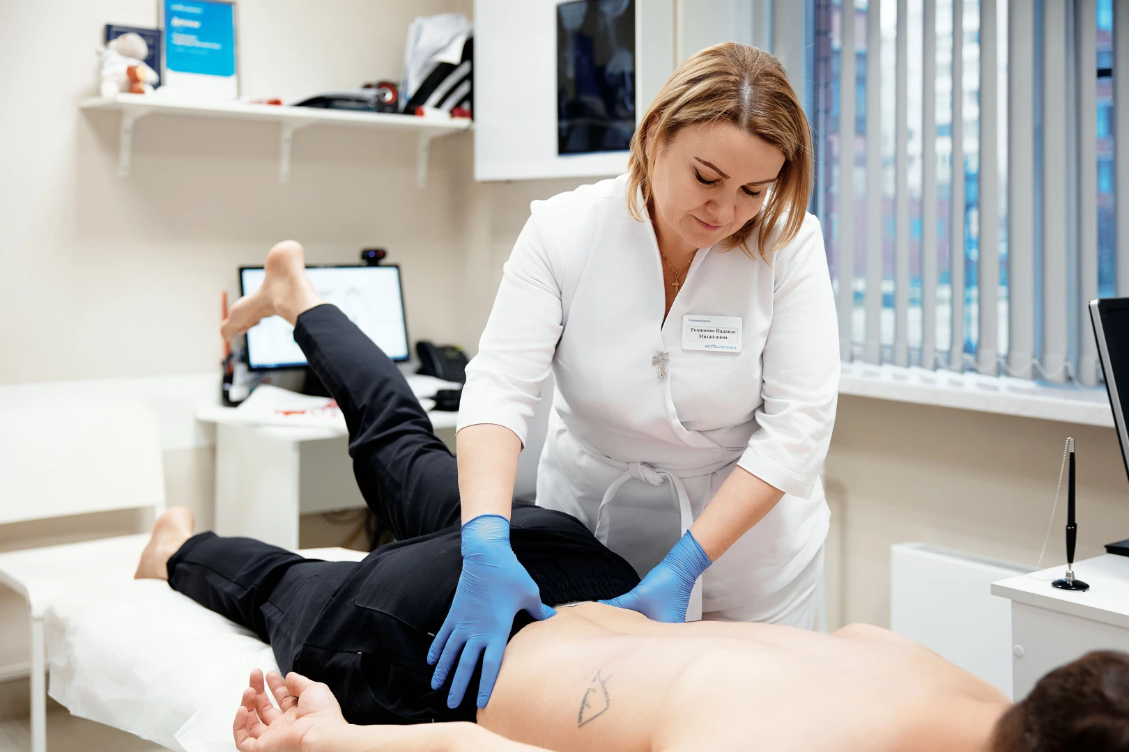 Врач проводит диагностику