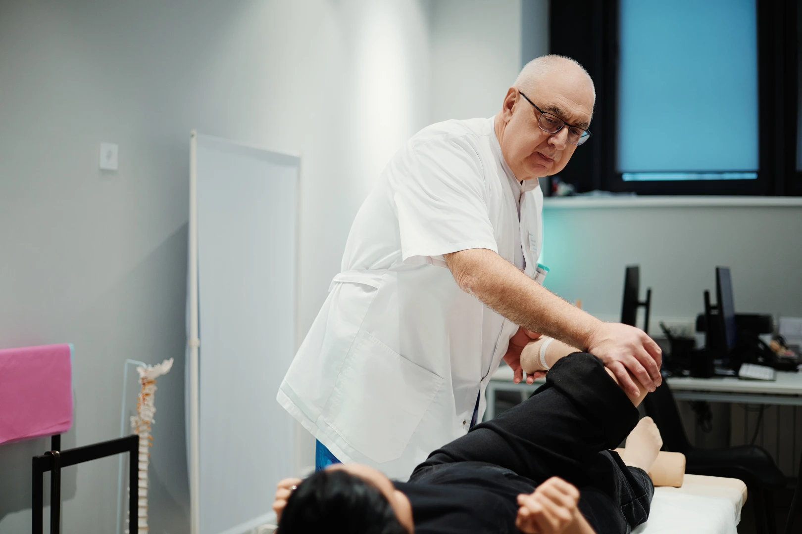 Врач проводит консультацию