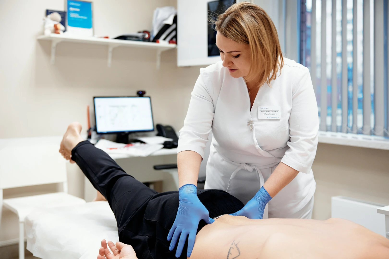 Врач проводит диагностику