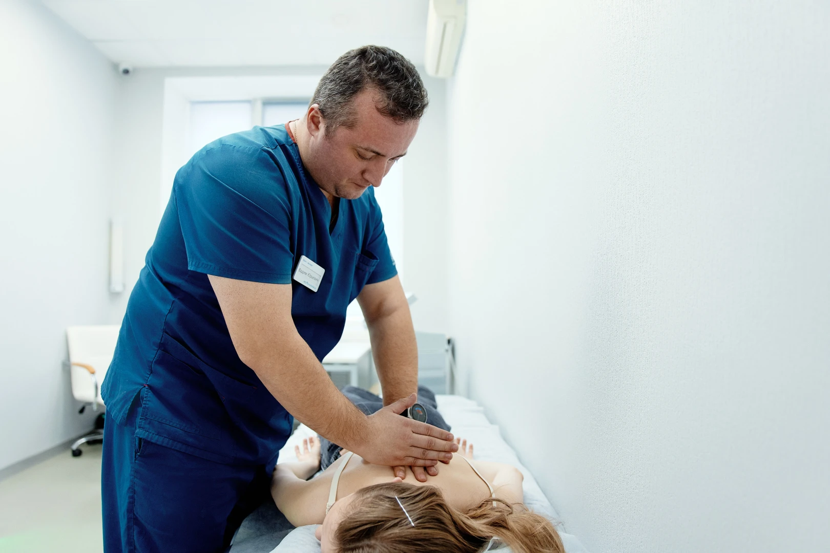 Врач проводит диагностику