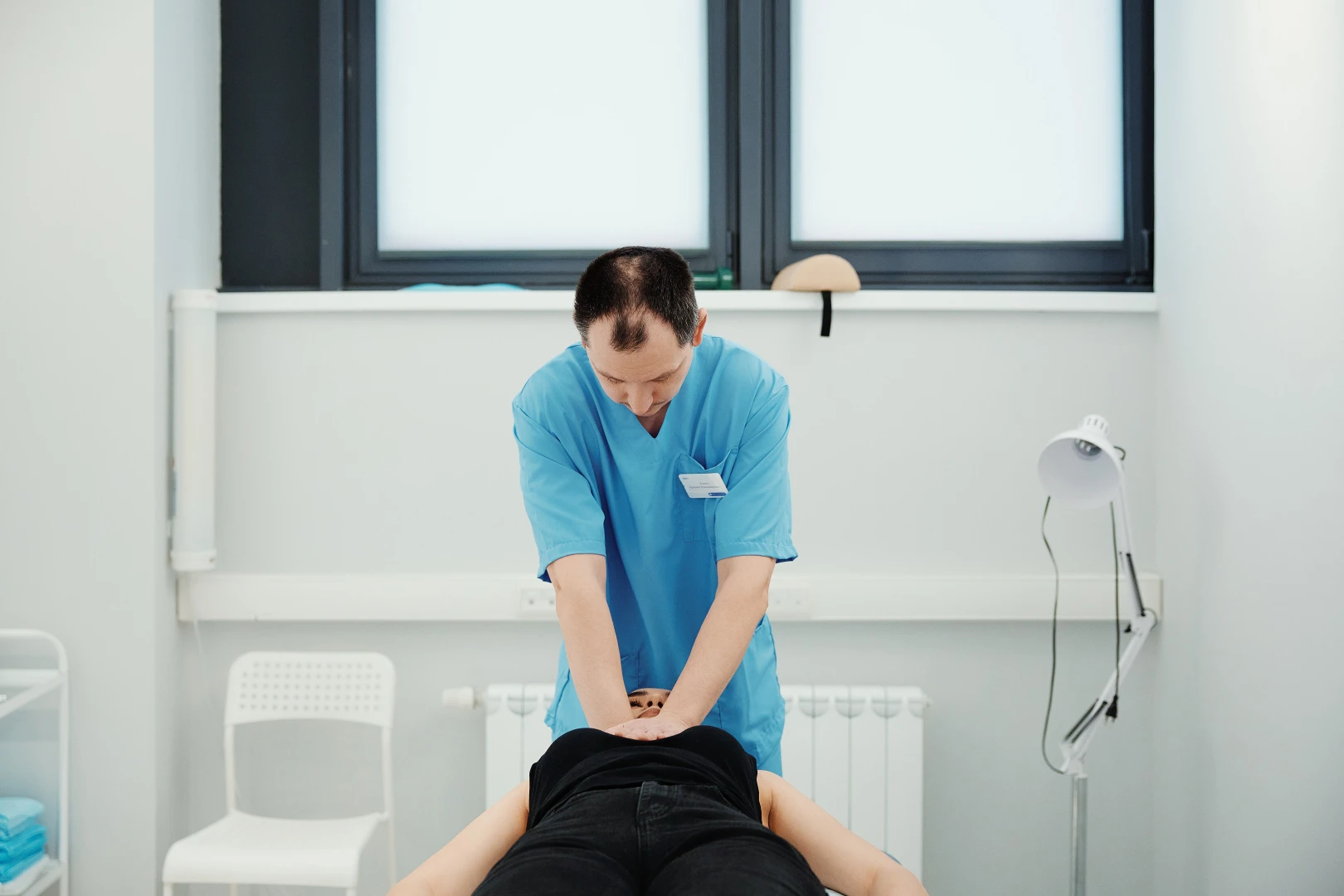 Врач проводит диагностику