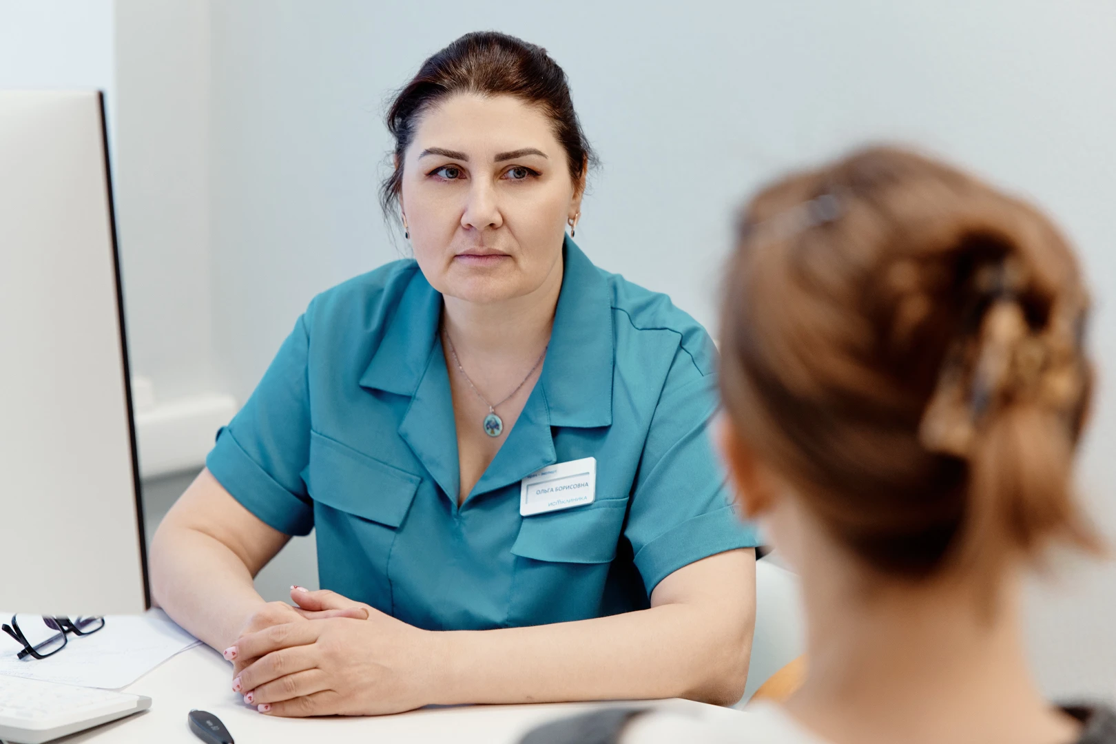 Врач разговаривает с пациентом