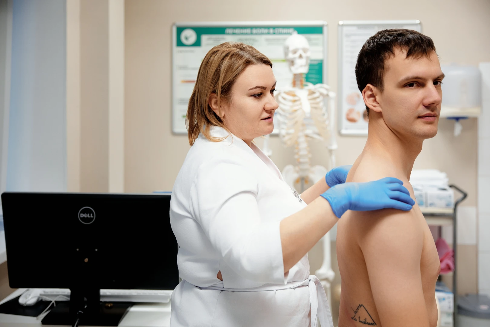 Врач проводит консультацию