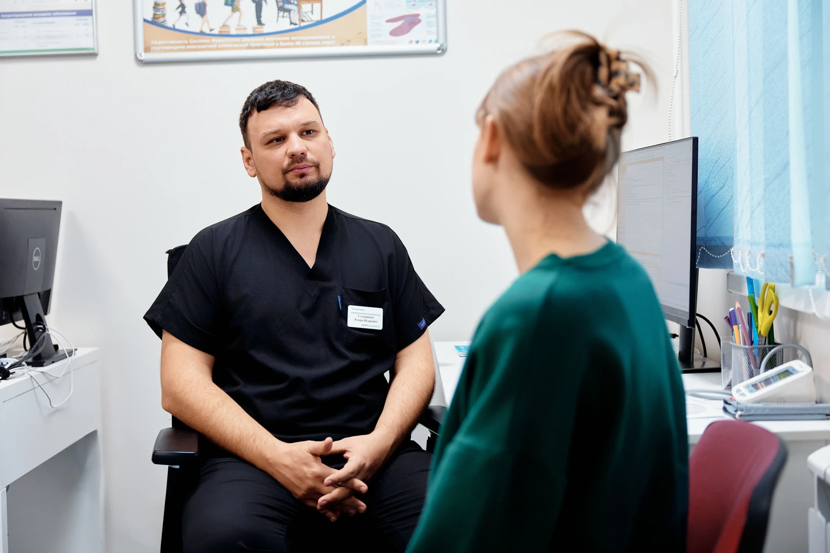 Врач разговаривает с пациентом