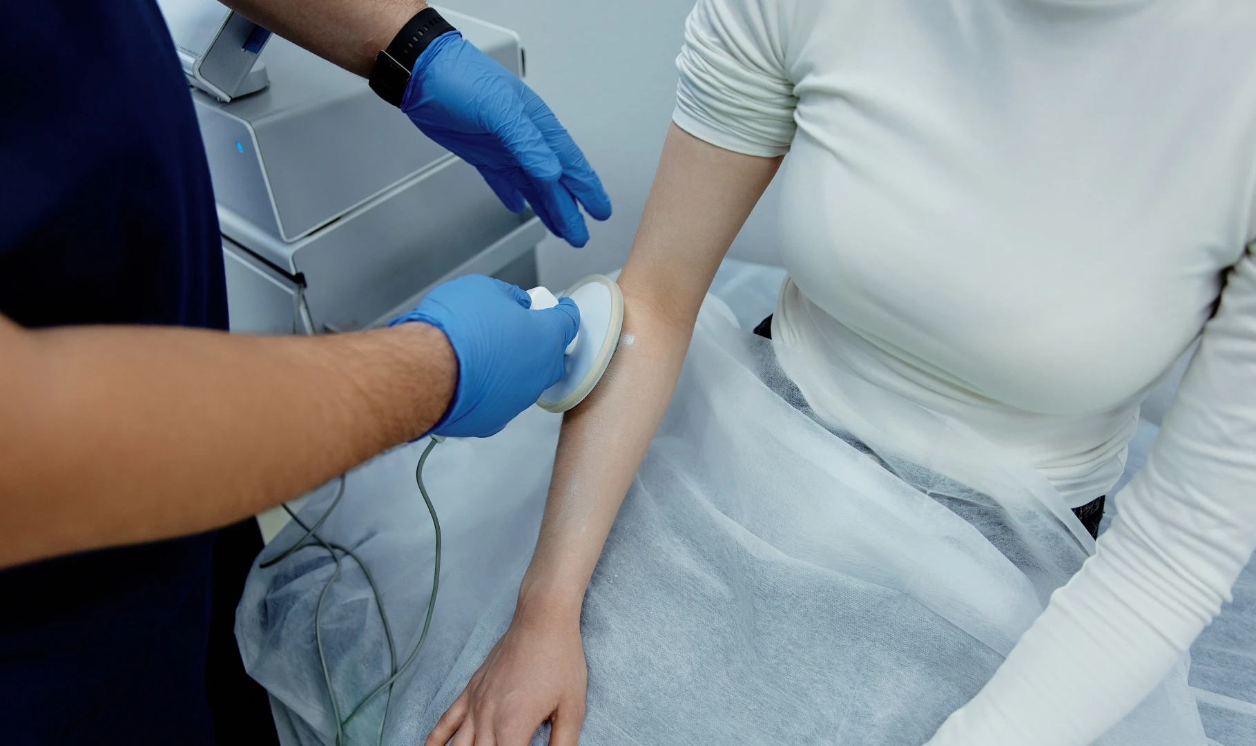 Врач-невролог проводит терапию пациенту в Ист Клинике