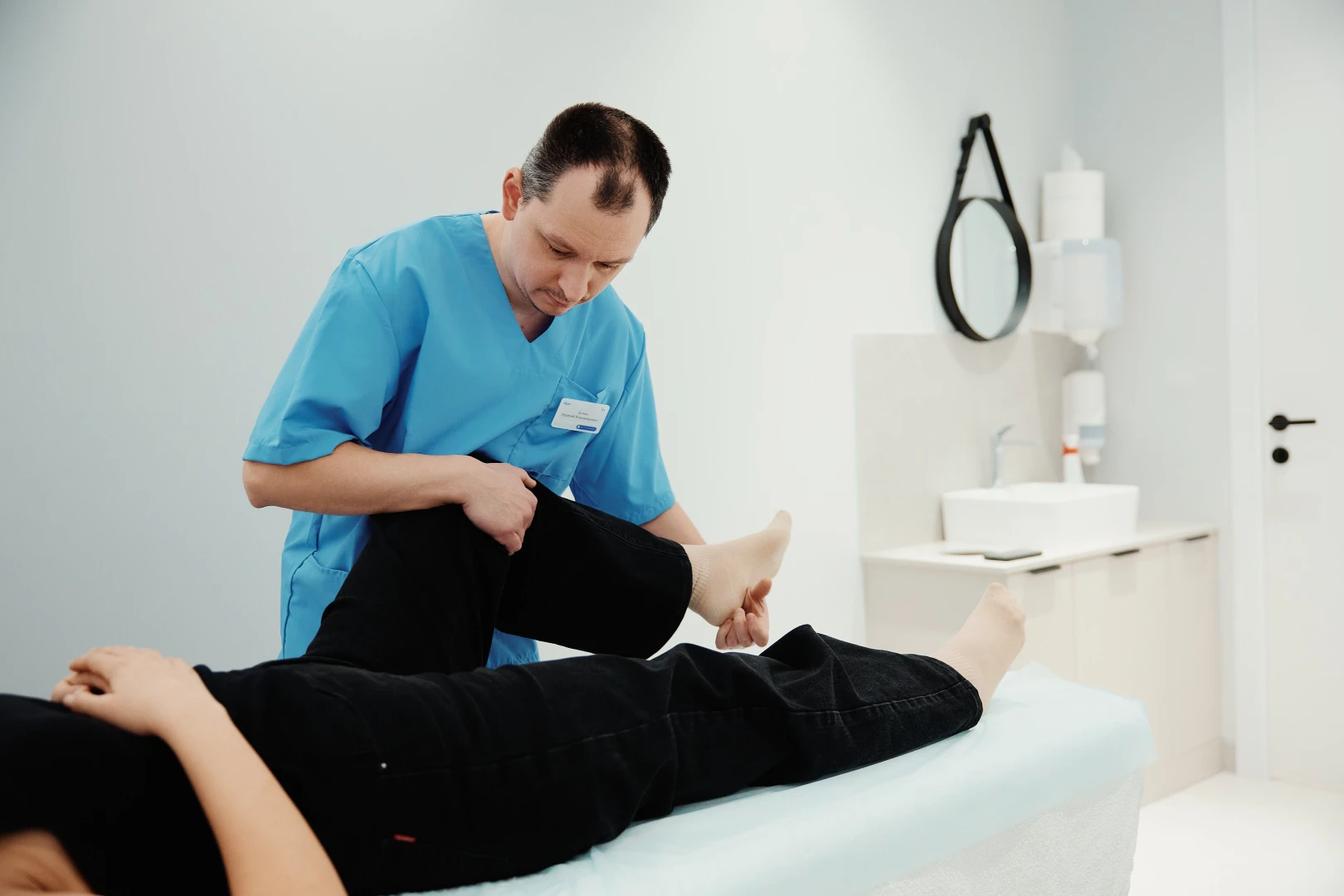 Врач проводит диагностику