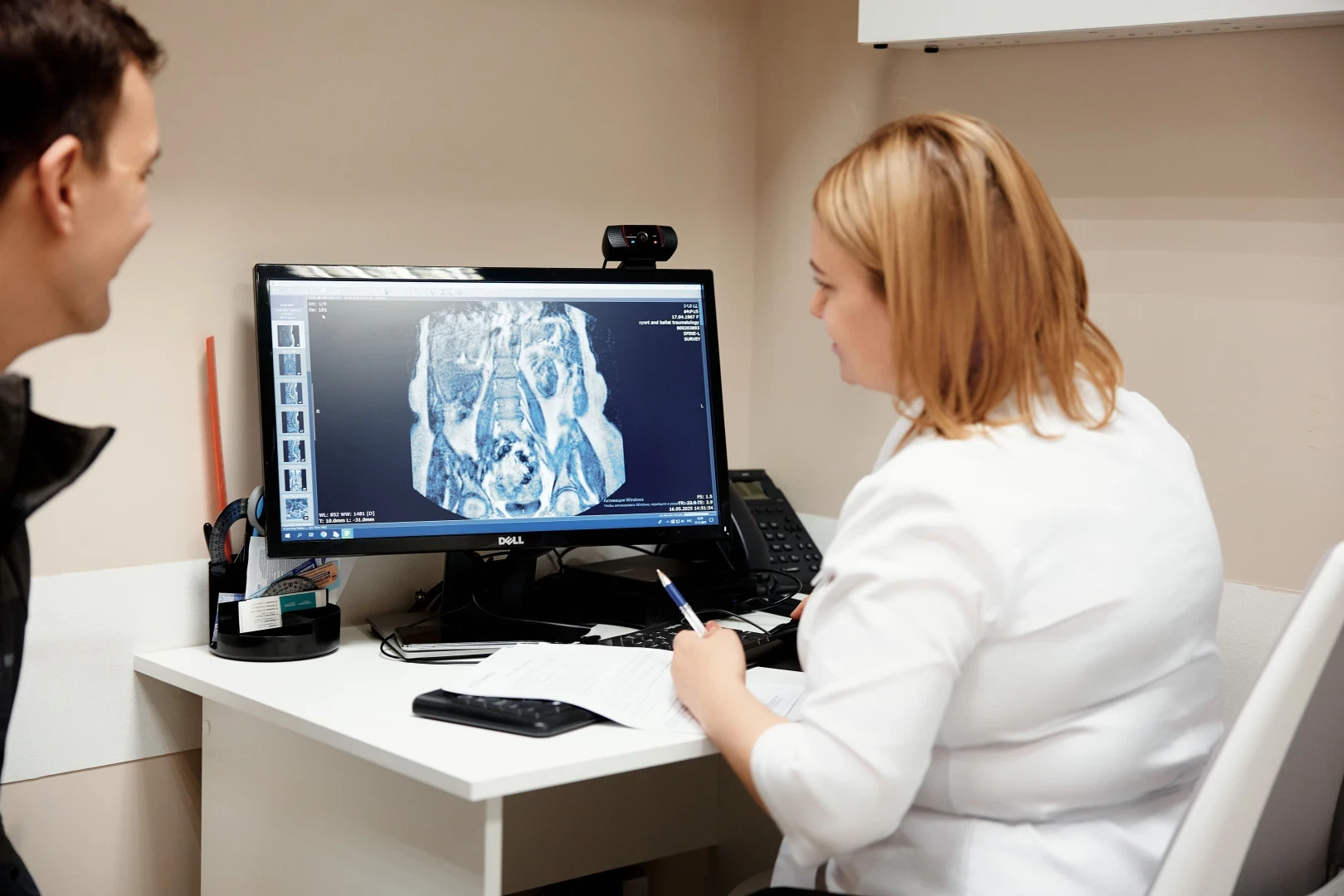 Врач проводит консультацию