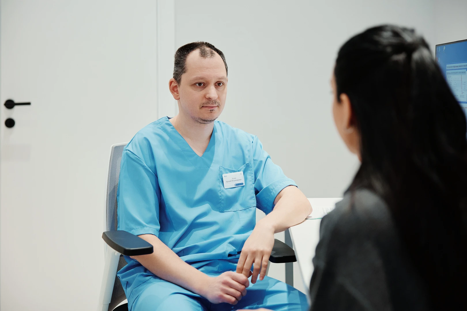 Невролог проводит консультацию с пациентом в Ист Клинике