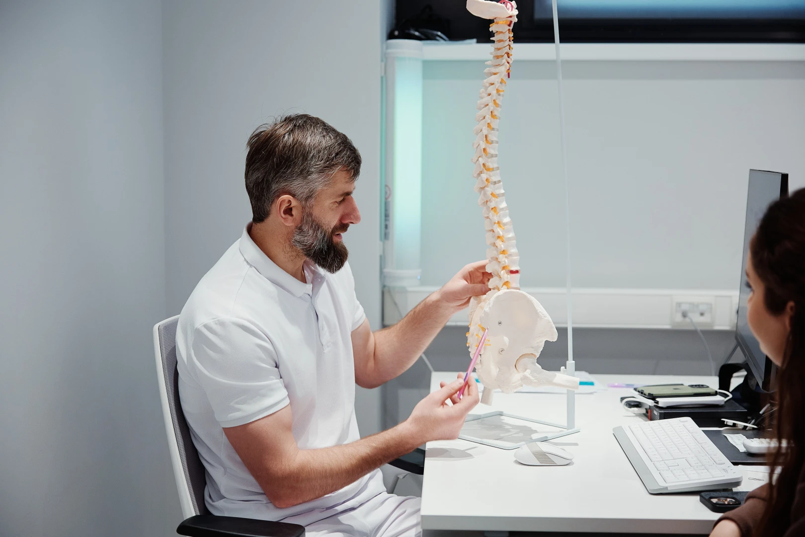 Врач разговаривает с пациентом