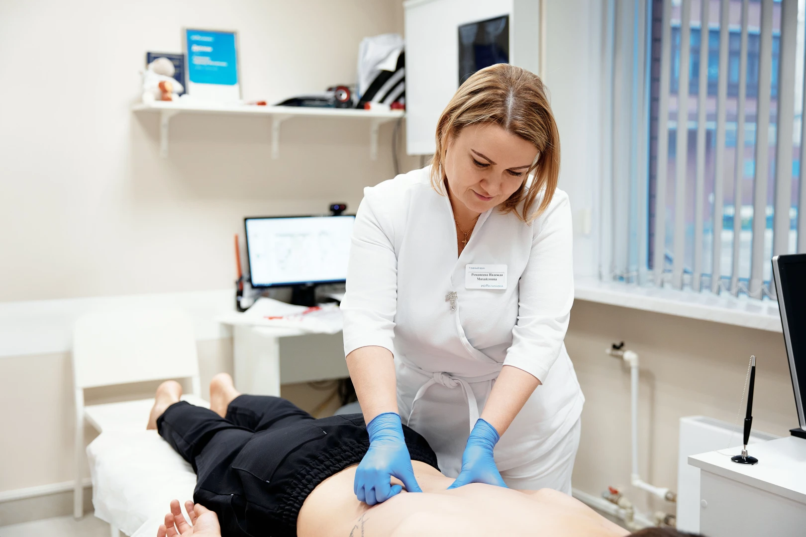 Врач проводит диагностику