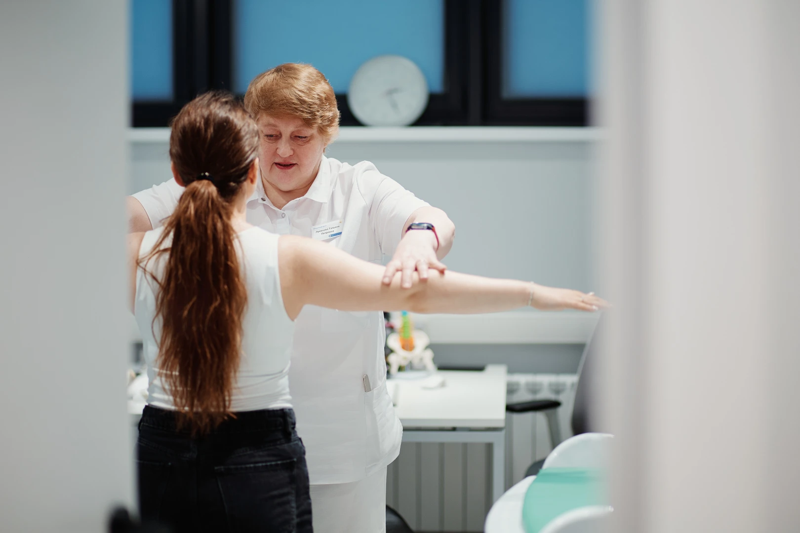 Врач-невролог проводит кинезиологическую коррекцию пациенту и даёт советы для дальнейшего лечения