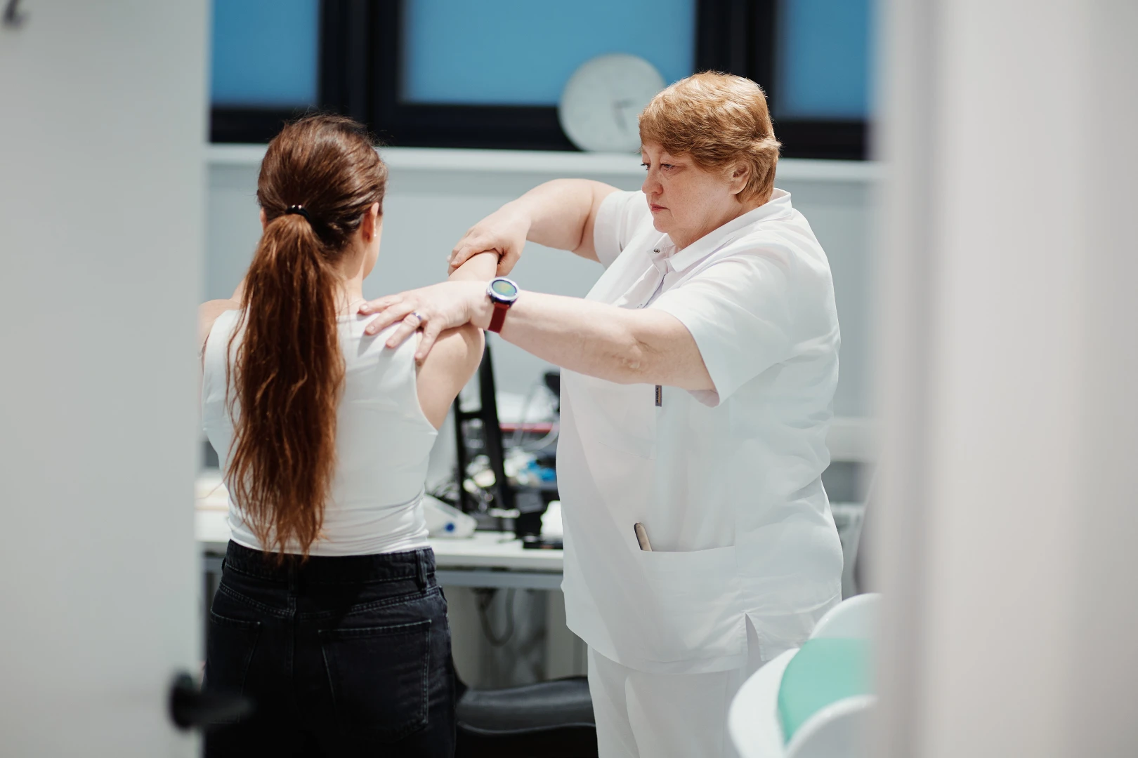 Невролог проводит осмотр перед назначением лечения