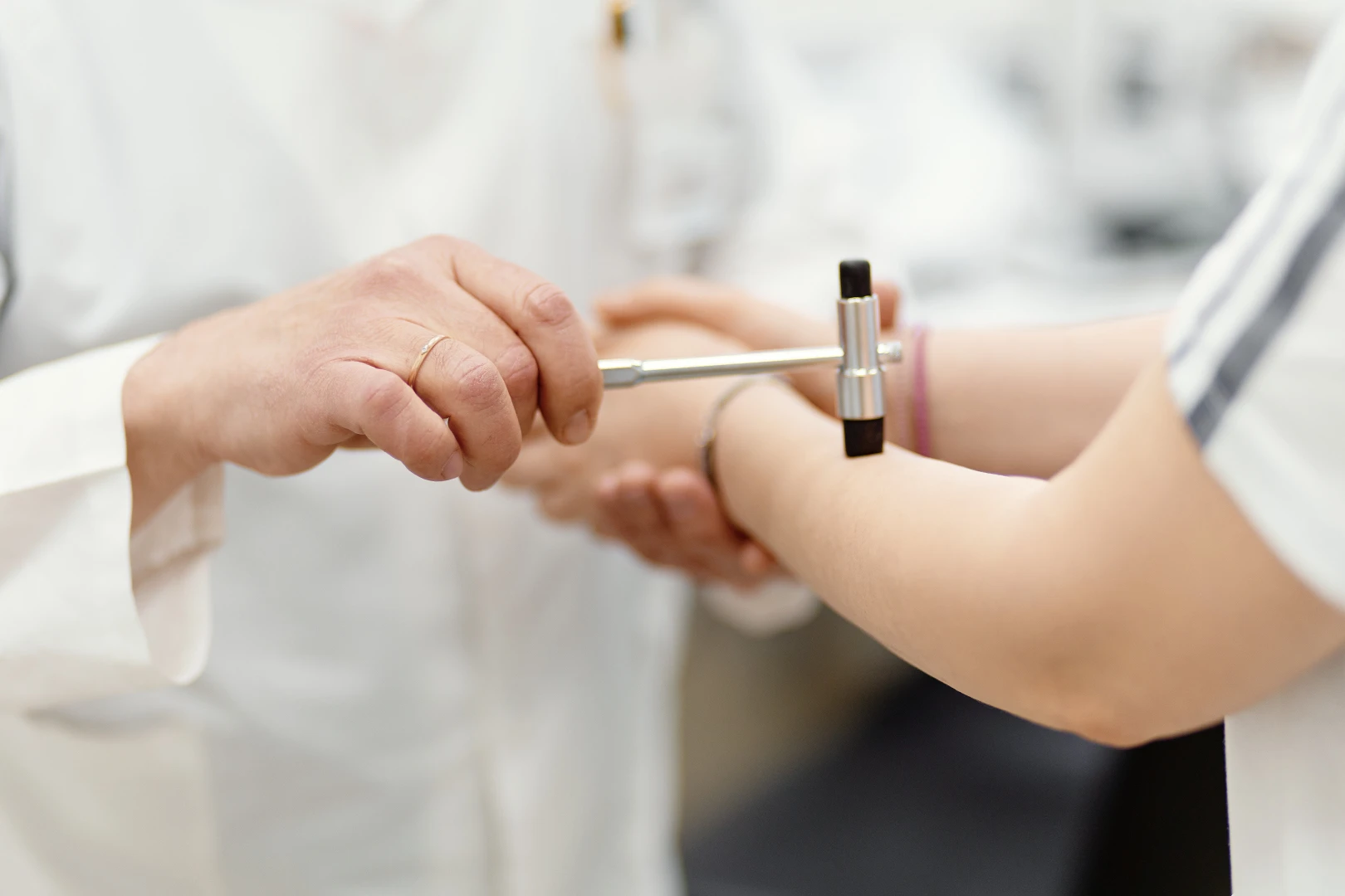 Врач проводит диагностику