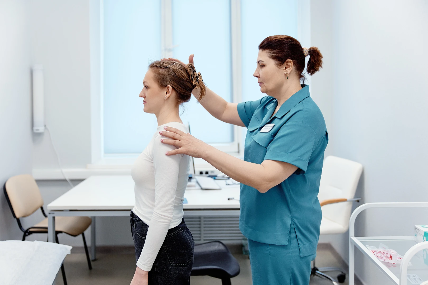 Врач проводит диагностику