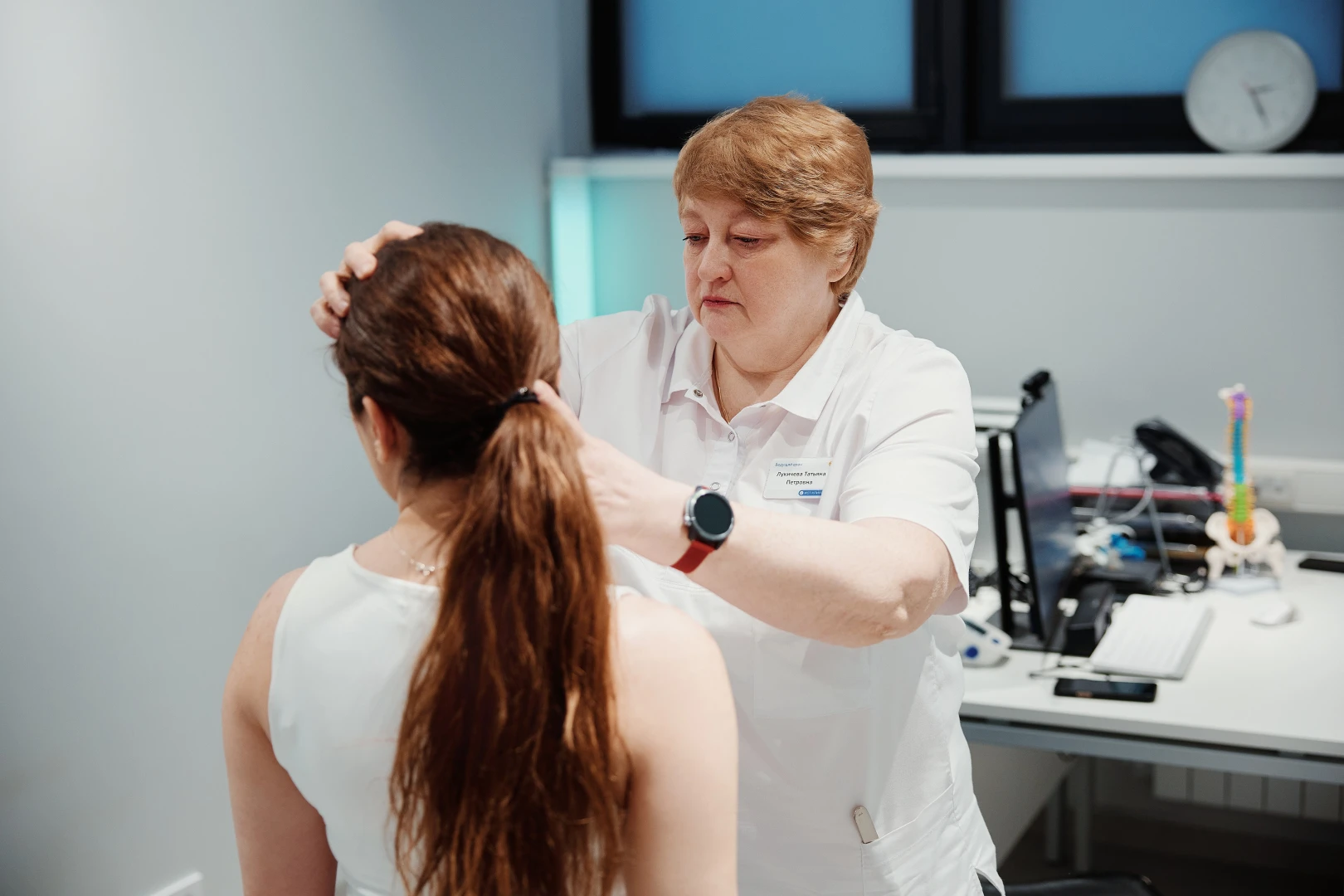 Врач проводит диагностику