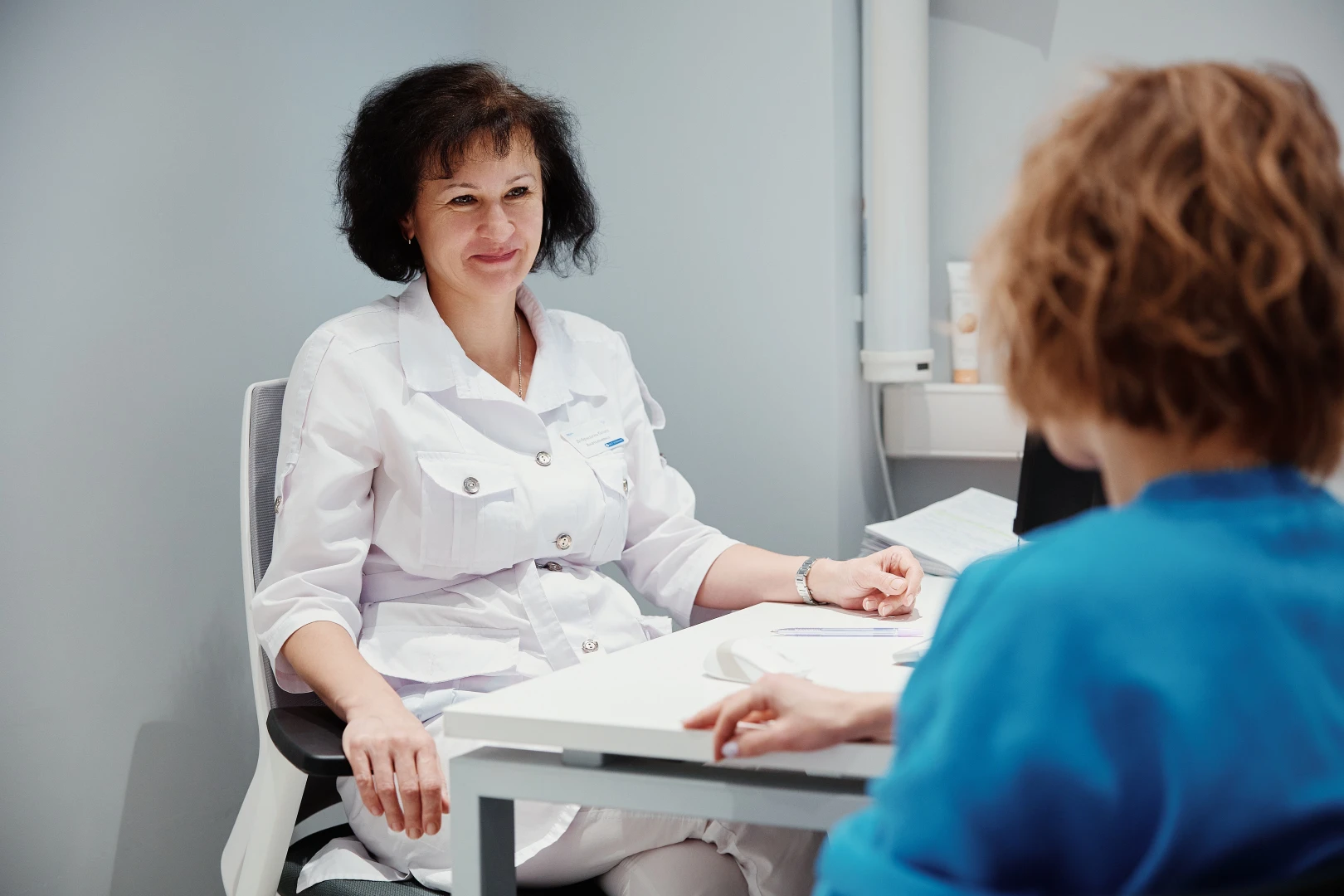 Врач разговаривает с пациентом