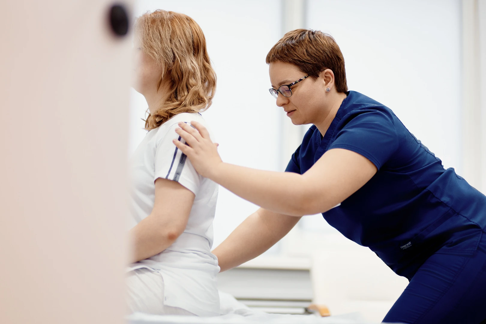 Врач проводит осмотр