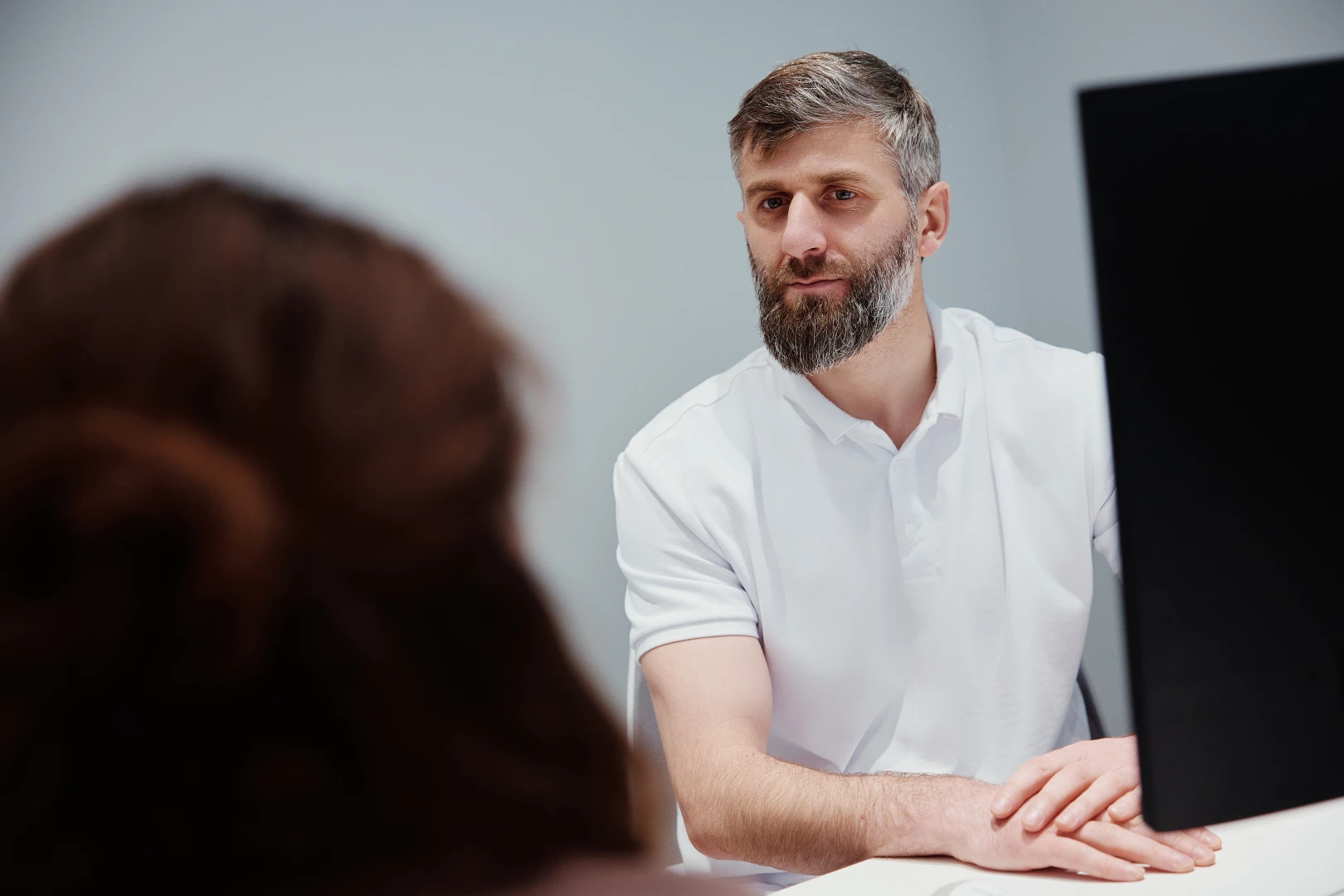 Врач разговаривает с пациентом