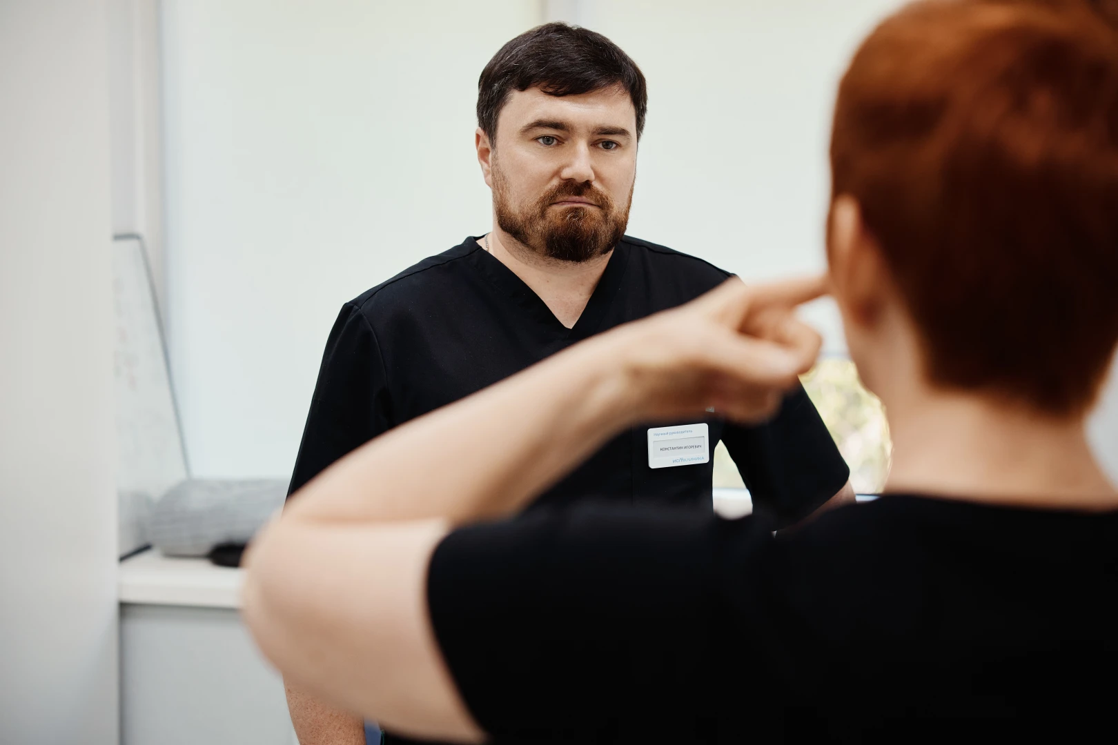 Врач-реаблитолог проводит консультацию с пациентом