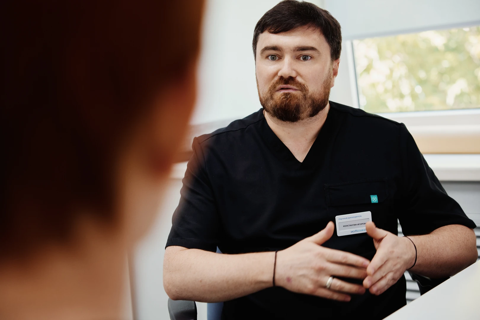 Врач-реабилитолог беседует с пациентом на приёме