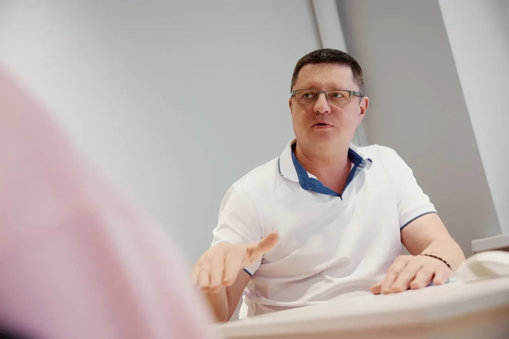 Специалист разговаривает с пациенткой на консультации