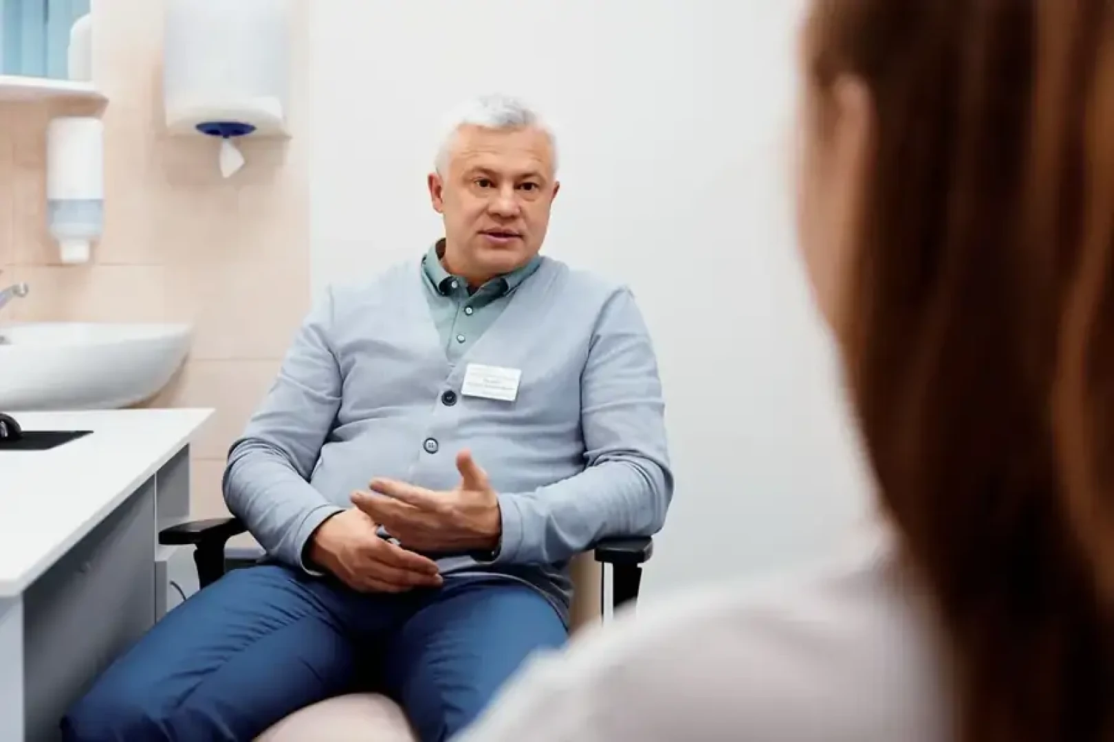 Специалист объясняет пациентке рекомендации на приёме