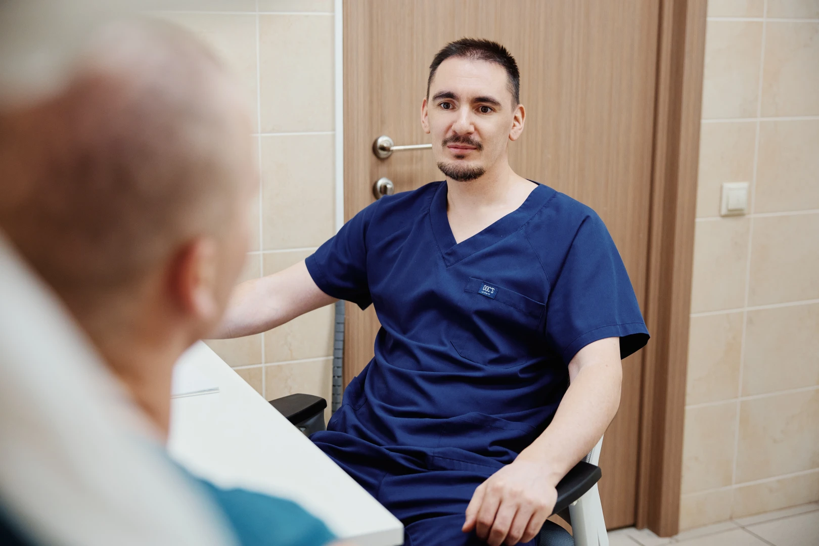 Врач разговаривает с пациентом