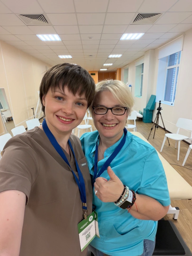 Кетевана Мешкова с коллегой в зале реабилитационного центра на конференции «Интегративная реабилитация»